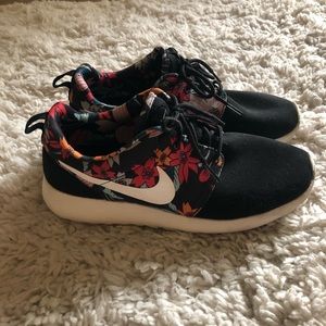 Nike Roshe floral size 8 women
